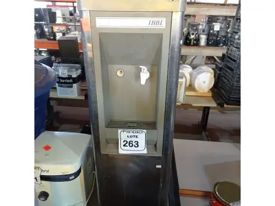 LOTE 263 - 01 BEBEDOURO PARA GARRAFÃO IBBL. (NO ESTADO) ATENÇÃO! FAZER A VISITAÇÃO ANTES DE ARREMATAR, NÃO SABEMOS SE FUNCIONA. LEILÃO NÃO TEM GARANTIA E NEM DEVOLUÇÃO, SUJEITO A POSSÍVEIS AVARIAS VISÍVEIS/OCULTAS E/OU AUSÊNCIA DE COMPONENTES.