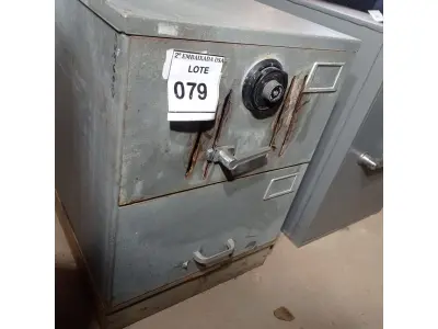 LOTE 079 - COFRE. (NO ESTADO EM QUE SE ENCONTRA. SUJEITO A AVARIAS OCULTAS/VISÍVEIS.) AV9605V