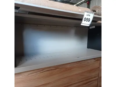 LOTE 059 - 01 ARMÁRIO SUSPENSO. (NO ESTADO EM QUE SE ENCONTRA. SUJEITO A AVARIAS OCULTAS/VISÍVEIS.)