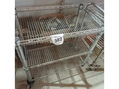 LOTE 382 - 01 CARRINHO PARA SERVIÇO CROMADO. (NO ESTADO) ATENÇÃO! FAZER A VISITAÇÃO ANTES DE ARREMATAR, NÃO SABEMOS SE FUNCIONA. LEILÃO NÃO TEM GARANTIA E NEM DEVOLUÇÃO, SUJEITO A POSSÍVEIS AVARIAS VISÍVEIS/OCULTAS E/OU AUSÊNCIA DE COMPONENTES.