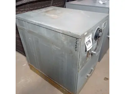 LOTE 079 - COFRE. (NO ESTADO EM QUE SE ENCONTRA. SUJEITO A AVARIAS OCULTAS/VISÍVEIS.) AV9605V