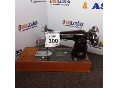 LOTE 300 - 01 MÁQUINA DE COSTURA LONG LIFE MANUAL. (NO ESTADO) ATENÇÃO! FAZER A VISITAÇÃO ANTES DE ARREMATAR, NÃO SABEMOS SE FUNCIONA. LEILÃO NÃO TEM GARANTIA E NEM DEVOLUÇÃO, SUJEITO A POSSÍVEIS AVARIAS VISÍVEIS/OCULTAS E/OU AUSÊNCIA DE COMPONENTES.