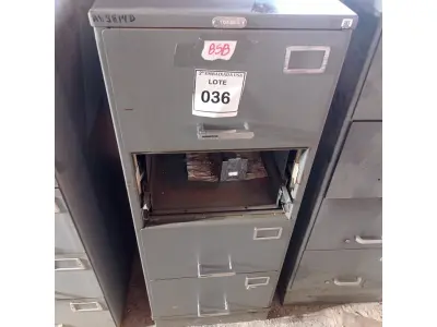LOTE 036 - 01 COFRE. (NO ESTADO EM QUE SE ENCONTRA. SUJEITO A AVARIAS OCULTAS/VISÍVEIS.) BH1465V