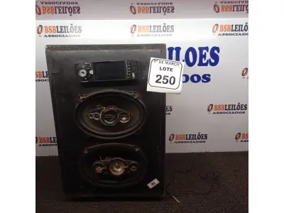 LOTE 250 - 01 CAIXA COM RÁDIO PLAYER E 2 AUTOS FALANTES 6X9. (NO ESTADO) ATENÇÃO! FAZER A VISITAÇÃO ANTES DE ARREMATAR, NÃO SABEMOS SE FUNCIONA. LEILÃO NÃO TEM GARANTIA E NEM DEVOLUÇÃO, SUJEITO A POSSÍVEIS AVARIAS VISÍVEIS/OCULTAS E/OU AUSÊNCIA DE COMPONENTES.