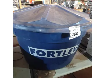 LOTE 260 - 01 CAIXA D’ÁGUA FORTLEV 250 LITROS. (NO ESTADO) ATENÇÃO! FAZER A VISITAÇÃO ANTES DE ARREMATAR, NÃO SABEMOS SE FUNCIONA. LEILÃO NÃO TEM GARANTIA E NEM DEVOLUÇÃO, SUJEITO A POSSÍVEIS AVARIAS VISÍVEIS/OCULTAS E/OU AUSÊNCIA DE COMPONENTES.