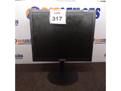 LOTE 317 - 01 MONITOR SAMSUNG. (NO ESTADO EM QUE SE ENCONTRA. SUJEITO A AVARIAS OCULTAS/VISÍVEIS.)