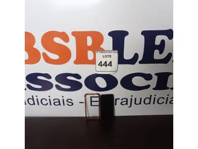 LOTE 444 - 01 IPHONE SEM TAG. (NO ESTADO EM QUE SE ENCONTRA. SUJEITO A AVARIAS OCULTAS/VISÍVEIS.)