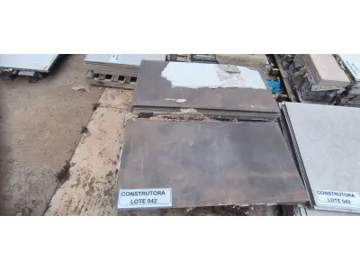 LOTE 042 - APROXIMADAMENTE 51,84 M² PORCELANATO 59X118,2CM PULPIS BROWN POLIDO RET. – ELIANE. (NO ESTADO EM QUE SE ENCONTRA. SUJEITO A AVARIAS OCULTAS/VISÍVEIS.)