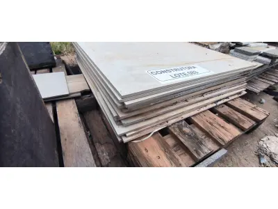 LOTE 083 - APROXIMADAMENTE 12,15 M² DE PORCELANATO 90X90CM DIVERSOS. (NO ESTADO EM QUE SE ENCONTRA. SUJEITO A AVARIAS OCULTAS/VISÍVEIS.)