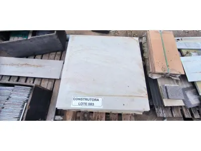 LOTE 083 - APROXIMADAMENTE 12,15 M² DE PORCELANATO 90X90CM DIVERSOS. (NO ESTADO EM QUE SE ENCONTRA. SUJEITO A AVARIAS OCULTAS/VISÍVEIS.)