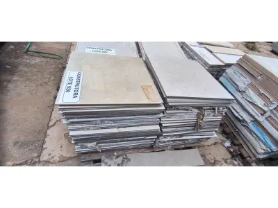 LOTE 026 - APROXIMADAMENTE 35,00 M² DE PORCELANATO 60X60CM NATURAL – PORTOBELLO. (NO ESTADO EM QUE SE ENCONTRA. SUJEITO A AVARIAS OCULTAS/VISÍVEIS.)