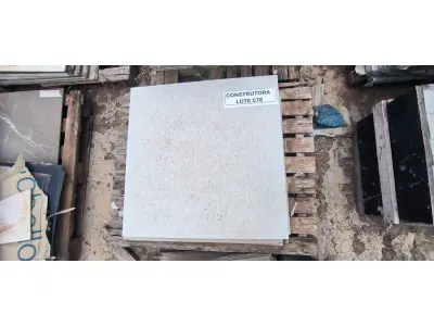 LOTE 078 - APROXIMADAMENTE 5,76 M² DE PORCELANATO 90X90CM DIVERSOS. (NO ESTADO EM QUE SE ENCONTRA. SUJEITO A AVARIAS OCULTAS/VISÍVEIS.)