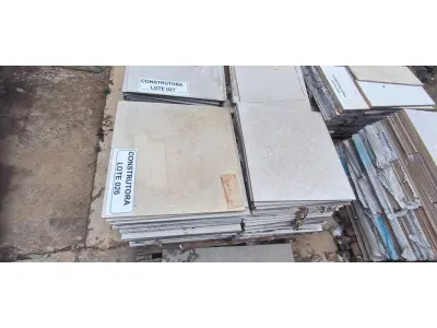 LOTE 026 - APROXIMADAMENTE 35,00 M² DE PORCELANATO 60X60CM NATURAL – PORTOBELLO. (NO ESTADO EM QUE SE ENCONTRA. SUJEITO A AVARIAS OCULTAS/VISÍVEIS.)