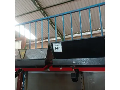 LOTE 247 - 02 REFLETORES GRANDES. (NO ESTADO) ATENÇÃO! FAZER A VISITAÇÃO ANTES DE ARREMATAR, NÃO SABEMOS SE FUNCIONA. LEILÃO NÃO TEM GARANTIA E NEM DEVOLUÇÃO, SUJEITO A POSSÍVEIS AVARIAS VISÍVEIS/OCULTAS E/OU AUSÊNCIA DE COMPONENTES.