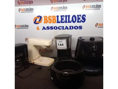 LOTE 144 - 01 BATEDEIRA, 02 CAFETEIRAS E 01 AIR FRYER INCOMPLETAS. (NO ESTADO) ATENÇÃO! FAZER A VISITAÇÃO ANTES DE ARREMATAR, NÃO SABEMOS SE FUNCIONA. LEILÃO NÃO TEM GARANTIA E NEM DEVOLUÇÃO, SUJEITO A POSSÍVEIS AVARIAS VISÍVEIS/OCULTAS E/OU AUSÊNCIA DE COMPONENTES.