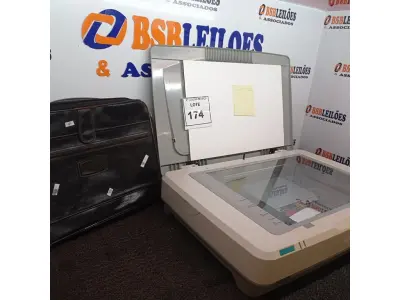 LOTE 174 - 01 SCANNER EPSON E 01 BOLSA PARA NOTEBOOK. (NO ESTADO) ATENÇÃO! FAZER A VISITAÇÃO ANTES DE ARREMATAR, NÃO SABEMOS SE FUNCIONA. LEILÃO NÃO TEM GARANTIA E NEM DEVOLUÇÃO, SUJEITO A POSSÍVEIS AVARIAS VISÍVEIS/OCULTAS E/OU AUSÊNCIA DE COMPONENTES.