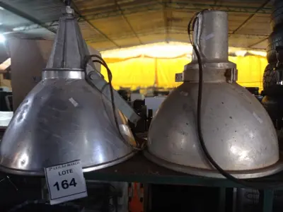 LOTE 164 - 02 LUMINÁRIAS PARA GALPÃO.  (NO ESTADO) ATENÇÃO! FAZER A VISITAÇÃO ANTES DE ARREMATAR, NÃO SABEMOS SE FUNCIONA. LEILÃO NÃO TEM GARANTIA E NEM DEVOLUÇÃO, SUJEITO A POSSÍVEIS AVARIAS VISÍVEIS/OCULTAS E/OU AUSÊNCIA DE COMPONENTES.
