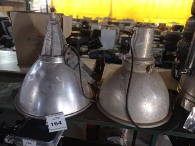 LOTE 164 - 02 LUMINÁRIAS PARA GALPÃO.  (NO ESTADO) ATENÇÃO! FAZER A VISITAÇÃO ANTES DE ARREMATAR, NÃO SABEMOS SE FUNCIONA. LEILÃO NÃO TEM GARANTIA E NEM DEVOLUÇÃO, SUJEITO A POSSÍVEIS AVARIAS VISÍVEIS/OCULTAS E/OU AUSÊNCIA DE COMPONENTES.