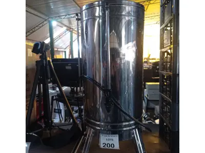 LOTE 200 - 01 CAFETEIRA INDUSTRIAL EM INOX.  (NO ESTADO) ATENÇÃO! FAZER A VISITAÇÃO ANTES DE ARREMATAR, NÃO SABEMOS SE FUNCIONA. LEILÃO NÃO TEM GARANTIA E NEM DEVOLUÇÃO, SUJEITO A POSSÍVEIS AVARIAS VISÍVEIS/OCULTAS E/OU AUSÊNCIA DE COMPONENTES.