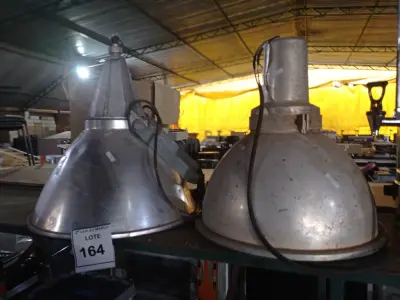 LOTE 164 - 02 LUMINÁRIAS PARA GALPÃO.  (NO ESTADO) ATENÇÃO! FAZER A VISITAÇÃO ANTES DE ARREMATAR, NÃO SABEMOS SE FUNCIONA. LEILÃO NÃO TEM GARANTIA E NEM DEVOLUÇÃO, SUJEITO A POSSÍVEIS AVARIAS VISÍVEIS/OCULTAS E/OU AUSÊNCIA DE COMPONENTES.
