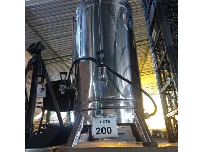 LOTE 200 - 01 CAFETEIRA INDUSTRIAL EM INOX.  (NO ESTADO) ATENÇÃO! FAZER A VISITAÇÃO ANTES DE ARREMATAR, NÃO SABEMOS SE FUNCIONA. LEILÃO NÃO TEM GARANTIA E NEM DEVOLUÇÃO, SUJEITO A POSSÍVEIS AVARIAS VISÍVEIS/OCULTAS E/OU AUSÊNCIA DE COMPONENTES.