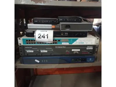 LOTE 241 - 01 LOTE COM ROTEADORES WIRELESS, SUÍTES.  (NO ESTADO) ATENÇÃO! FAZER A VISITAÇÃO ANTES DE ARREMATAR, NÃO SABEMOS SE FUNCIONA. LEILÃO NÃO TEM GARANTIA E NEM DEVOLUÇÃO, SUJEITO A POSSÍVEIS AVARIAS VISÍVEIS/OCULTAS E/OU AUSÊNCIA DE COMPONENTES.