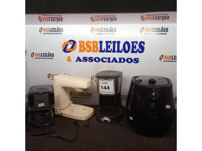 LOTE 144 - 01 BATEDEIRA, 02 CAFETEIRAS E 01 AIR FRYER INCOMPLETAS. (NO ESTADO) ATENÇÃO! FAZER A VISITAÇÃO ANTES DE ARREMATAR, NÃO SABEMOS SE FUNCIONA. LEILÃO NÃO TEM GARANTIA E NEM DEVOLUÇÃO, SUJEITO A POSSÍVEIS AVARIAS VISÍVEIS/OCULTAS E/OU AUSÊNCIA DE COMPONENTES.