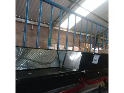 LOTE 247 - 02 REFLETORES GRANDES. (NO ESTADO) ATENÇÃO! FAZER A VISITAÇÃO ANTES DE ARREMATAR, NÃO SABEMOS SE FUNCIONA. LEILÃO NÃO TEM GARANTIA E NEM DEVOLUÇÃO, SUJEITO A POSSÍVEIS AVARIAS VISÍVEIS/OCULTAS E/OU AUSÊNCIA DE COMPONENTES.