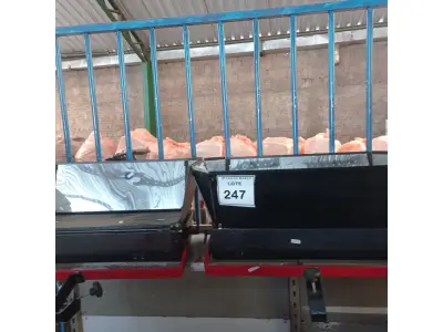 LOTE 247 - 02 REFLETORES GRANDES. (NO ESTADO) ATENÇÃO! FAZER A VISITAÇÃO ANTES DE ARREMATAR, NÃO SABEMOS SE FUNCIONA. LEILÃO NÃO TEM GARANTIA E NEM DEVOLUÇÃO, SUJEITO A POSSÍVEIS AVARIAS VISÍVEIS/OCULTAS E/OU AUSÊNCIA DE COMPONENTES.