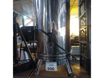 LOTE 200 - 01 CAFETEIRA INDUSTRIAL EM INOX.  (NO ESTADO) ATENÇÃO! FAZER A VISITAÇÃO ANTES DE ARREMATAR, NÃO SABEMOS SE FUNCIONA. LEILÃO NÃO TEM GARANTIA E NEM DEVOLUÇÃO, SUJEITO A POSSÍVEIS AVARIAS VISÍVEIS/OCULTAS E/OU AUSÊNCIA DE COMPONENTES.