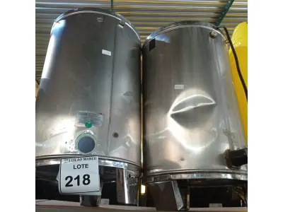 LOTE 218 - 03 CAFETEIRAS EM INOX.  (NO ESTADO) ATENÇÃO! FAZER A VISITAÇÃO ANTES DE ARREMATAR, NÃO SABEMOS SE FUNCIONA. LEILÃO NÃO TEM GARANTIA E NEM DEVOLUÇÃO, SUJEITO A POSSÍVEIS AVARIAS VISÍVEIS/OCULTAS E/OU AUSÊNCIA DE COMPONENTES.