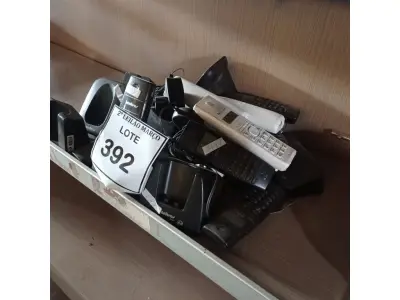 LOTE 392 - 01 LOTE COM TELEFONES SEM FIO DIVERSAS MARCAS. (NO ESTADO) ATENÇÃO! FAZER A VISITAÇÃO ANTES DE ARREMATAR, NÃO SABEMOS SE FUNCIONA. LEILÃO NÃO TEM GARANTIA E NEM DEVOLUÇÃO, SUJEITO A POSSÍVEIS AVARIAS VISÍVEIS/OCULTAS E/OU AUSÊNCIA DE COMPONENTES.
