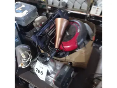 LOTE 266 - 01 LOTE VÁRIOS LEITORES DE CÓDIGOS DE BARRA, LUMINÁRIAS E MATERIAIS DIVERSOS. (NO ESTADO) ATENÇÃO! FAZER A VISITAÇÃO ANTES DE ARREMATAR, NÃO SABEMOS SE FUNCIONA. LEILÃO NÃO TEM GARANTIA E NEM DEVOLUÇÃO, SUJEITO A POSSÍVEIS AVARIAS VISÍVEIS/OCULTAS E/OU AUSÊNCIA DE COMPONENTES.