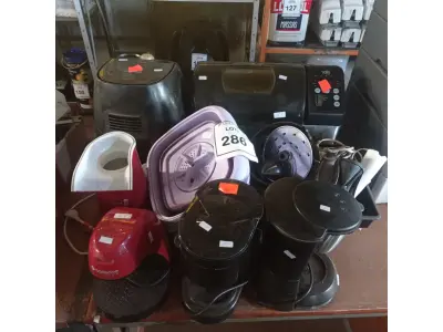 LOTE 286 - 01 MÁQUINA DE PÃO, 01 AIR FRYER, E CAFETEIRAS COM AVARIAS.  (NO ESTADO) ATENÇÃO! FAZER A VISITAÇÃO ANTES DE ARREMATAR, NÃO SABEMOS SE FUNCIONA. LEILÃO NÃO TEM GARANTIA E NEM DEVOLUÇÃO, SUJEITO A POSSÍVEIS AVARIAS VISÍVEIS/OCULTAS E/OU AUSÊNCIA DE COMPONENTES.
