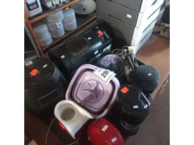 LOTE 286 - 01 MÁQUINA DE PÃO, 01 AIR FRYER, E CAFETEIRAS COM AVARIAS.  (NO ESTADO) ATENÇÃO! FAZER A VISITAÇÃO ANTES DE ARREMATAR, NÃO SABEMOS SE FUNCIONA. LEILÃO NÃO TEM GARANTIA E NEM DEVOLUÇÃO, SUJEITO A POSSÍVEIS AVARIAS VISÍVEIS/OCULTAS E/OU AUSÊNCIA DE COMPONENTES.