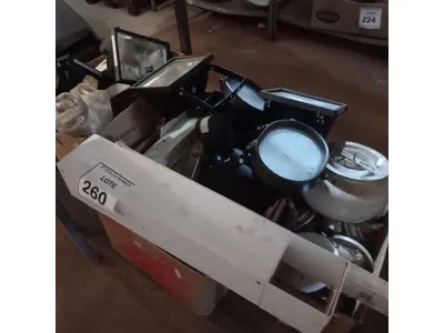 LOTE 260 - 01 LOTE COM LUMINÁRIAS DIVERSAS. (NO ESTADO) ATENÇÃO! FAZER A VISITAÇÃO ANTES DE ARREMATAR, NÃO SABEMOS SE FUNCIONA. LEILÃO NÃO TEM GARANTIA E NEM DEVOLUÇÃO, SUJEITO A POSSÍVEIS AVARIAS VISÍVEIS/OCULTAS E/OU AUSÊNCIA DE COMPONENTES.