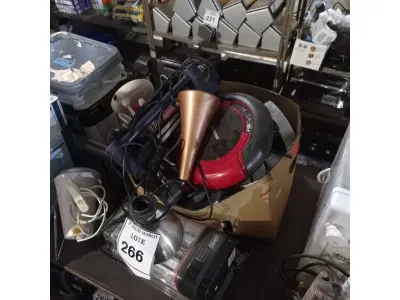 LOTE 266 - 01 LOTE VÁRIOS LEITORES DE CÓDIGOS DE BARRA, LUMINÁRIAS E MATERIAIS DIVERSOS. (NO ESTADO) ATENÇÃO! FAZER A VISITAÇÃO ANTES DE ARREMATAR, NÃO SABEMOS SE FUNCIONA. LEILÃO NÃO TEM GARANTIA E NEM DEVOLUÇÃO, SUJEITO A POSSÍVEIS AVARIAS VISÍVEIS/OCULTAS E/OU AUSÊNCIA DE COMPONENTES.