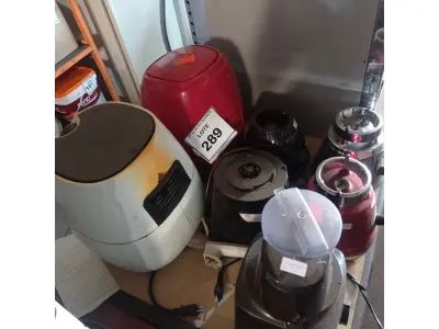 LOTE 289 - 04 BASES DE LIQUIDIFICADORES E 02 AIR FRYER. (NO ESTADO) ATENÇÃO! FAZER A VISITAÇÃO ANTES DE ARREMATAR, NÃO SABEMOS SE FUNCIONA. LEILÃO NÃO TEM GARANTIA E NEM DEVOLUÇÃO, SUJEITO A POSSÍVEIS AVARIAS VISÍVEIS/OCULTAS E/OU AUSÊNCIA DE COMPONENTES.