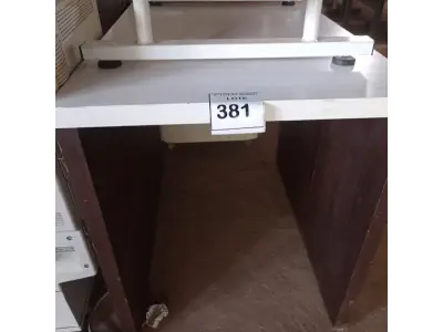 LOTE 381 - 01 BALCÃO EM MADEIRA NA COR MARROM E BRANCO. (NO ESTADO) ATENÇÃO! FAZER A VISITAÇÃO ANTES DE ARREMATAR, NÃO SABEMOS SE FUNCIONA. LEILÃO NÃO TEM GARANTIA E NEM DEVOLUÇÃO, SUJEITO A POSSÍVEIS AVARIAS VISÍVEIS/OCULTAS E/OU AUSÊNCIA DE COMPONENTES.