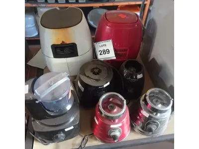 LOTE 289 - 04 BASES DE LIQUIDIFICADORES E 02 AIR FRYER. (NO ESTADO) ATENÇÃO! FAZER A VISITAÇÃO ANTES DE ARREMATAR, NÃO SABEMOS SE FUNCIONA. LEILÃO NÃO TEM GARANTIA E NEM DEVOLUÇÃO, SUJEITO A POSSÍVEIS AVARIAS VISÍVEIS/OCULTAS E/OU AUSÊNCIA DE COMPONENTES.