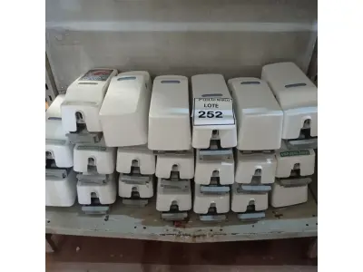 LOTE 252 - 01 LOTE COM DISPENSES PARA SABÃO.  (NO ESTADO) ATENÇÃO! FAZER A VISITAÇÃO ANTES DE ARREMATAR, NÃO SABEMOS SE FUNCIONA. LEILÃO NÃO TEM GARANTIA E NEM DEVOLUÇÃO, SUJEITO A POSSÍVEIS AVARIAS VISÍVEIS/OCULTAS E/OU AUSÊNCIA DE COMPONENTES.