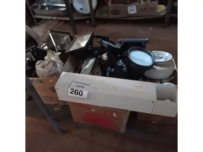 LOTE 260 - 01 LOTE COM LUMINÁRIAS DIVERSAS. (NO ESTADO) ATENÇÃO! FAZER A VISITAÇÃO ANTES DE ARREMATAR, NÃO SABEMOS SE FUNCIONA. LEILÃO NÃO TEM GARANTIA E NEM DEVOLUÇÃO, SUJEITO A POSSÍVEIS AVARIAS VISÍVEIS/OCULTAS E/OU AUSÊNCIA DE COMPONENTES.