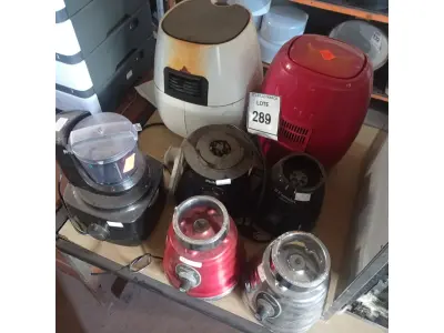 LOTE 289 - 04 BASES DE LIQUIDIFICADORES E 02 AIR FRYER. (NO ESTADO) ATENÇÃO! FAZER A VISITAÇÃO ANTES DE ARREMATAR, NÃO SABEMOS SE FUNCIONA. LEILÃO NÃO TEM GARANTIA E NEM DEVOLUÇÃO, SUJEITO A POSSÍVEIS AVARIAS VISÍVEIS/OCULTAS E/OU AUSÊNCIA DE COMPONENTES.