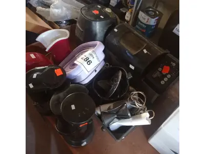LOTE 286 - 01 MÁQUINA DE PÃO, 01 AIR FRYER, E CAFETEIRAS COM AVARIAS.  (NO ESTADO) ATENÇÃO! FAZER A VISITAÇÃO ANTES DE ARREMATAR, NÃO SABEMOS SE FUNCIONA. LEILÃO NÃO TEM GARANTIA E NEM DEVOLUÇÃO, SUJEITO A POSSÍVEIS AVARIAS VISÍVEIS/OCULTAS E/OU AUSÊNCIA DE COMPONENTES.