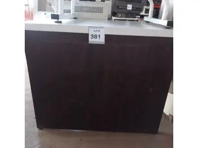 LOTE 381 - 01 BALCÃO EM MADEIRA NA COR MARROM E BRANCO. (NO ESTADO) ATENÇÃO! FAZER A VISITAÇÃO ANTES DE ARREMATAR, NÃO SABEMOS SE FUNCIONA. LEILÃO NÃO TEM GARANTIA E NEM DEVOLUÇÃO, SUJEITO A POSSÍVEIS AVARIAS VISÍVEIS/OCULTAS E/OU AUSÊNCIA DE COMPONENTES.
