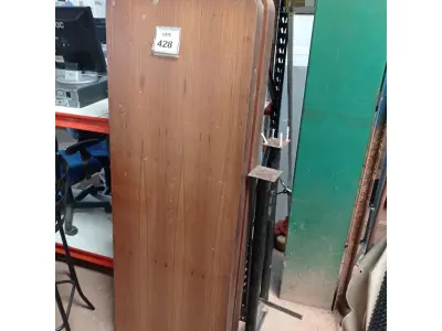 LOTE 428 - 01 MESA DE PAREDE EM MADEIRA PARA LANCHONETE. (NO ESTADO) ATENÇÃO! FAZER A VISITAÇÃO ANTES DE ARREMATAR, NÃO SABEMOS SE FUNCIONA. LEILÃO NÃO TEM GARANTIA E NEM DEVOLUÇÃO, SUJEITO A POSSÍVEIS AVARIAS VISÍVEIS/OCULTAS E/OU AUSÊNCIA DE COMPONENTES.