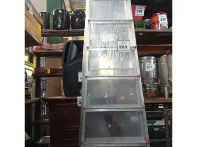 LOTE 253 - 01 ESCADA DE ALUMÍNIO C/09 DEGRAUS. (NO ESTADO) ATENÇÃO! FAZER A VISITAÇÃO ANTES DE ARREMATAR, NÃO SABEMOS SE FUNCIONA. LEILÃO NÃO TEM GARANTIA E NEM DEVOLUÇÃO, SUJEITO A POSSÍVEIS AVARIAS VISÍVEIS/OCULTAS E/OU AUSÊNCIA DE COMPONENTES.