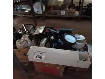 LOTE 260 - 01 LOTE COM LUMINÁRIAS DIVERSAS. (NO ESTADO) ATENÇÃO! FAZER A VISITAÇÃO ANTES DE ARREMATAR, NÃO SABEMOS SE FUNCIONA. LEILÃO NÃO TEM GARANTIA E NEM DEVOLUÇÃO, SUJEITO A POSSÍVEIS AVARIAS VISÍVEIS/OCULTAS E/OU AUSÊNCIA DE COMPONENTES.