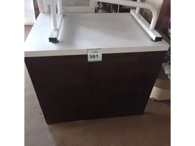 LOTE 381 - 01 BALCÃO EM MADEIRA NA COR MARROM E BRANCO. (NO ESTADO) ATENÇÃO! FAZER A VISITAÇÃO ANTES DE ARREMATAR, NÃO SABEMOS SE FUNCIONA. LEILÃO NÃO TEM GARANTIA E NEM DEVOLUÇÃO, SUJEITO A POSSÍVEIS AVARIAS VISÍVEIS/OCULTAS E/OU AUSÊNCIA DE COMPONENTES.