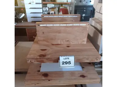 LOTE 295 - 01 PAINEL EM MADEIRA COM 02 PRATELEIRAS.  (NO ESTADO) ATENÇÃO! FAZER A VISITAÇÃO ANTES DE ARREMATAR, NÃO SABEMOS SE FUNCIONA. LEILÃO NÃO TEM GARANTIA E NEM DEVOLUÇÃO, SUJEITO A POSSÍVEIS AVARIAS VISÍVEIS/OCULTAS E/OU AUSÊNCIA DE COMPONENTES.